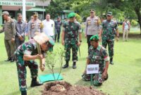 Pangdam II/Sriwijaya  Mayjen TNI Yanuar Adil saat Tanam Jeruk di Kodim 0424 Tanggamus, Selasa 26 Februari 2024. Foto : Herdi/Media Prioritastv.com.