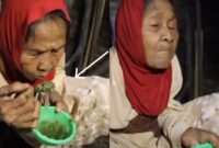 Kolase foto saat Nenek Nursiah menyendok air bertoping daun singkong seperti video viral yang beredar, Senin 26 Februari 2024. Foto : Tangkapan Layar.