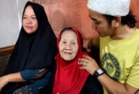 Nenek Nursiah didampingi keluarganya saat menjelaskan kronologis kejadian drama yang diabadikan oleh salah satu konten kreator terkait seorang nenek hanya makan daun singkong di Talang Padang, Tanggamus, Lampung, Selasa 27 Februari 2024. Foto : Asrul Ariski/Media Prioritastv.com.