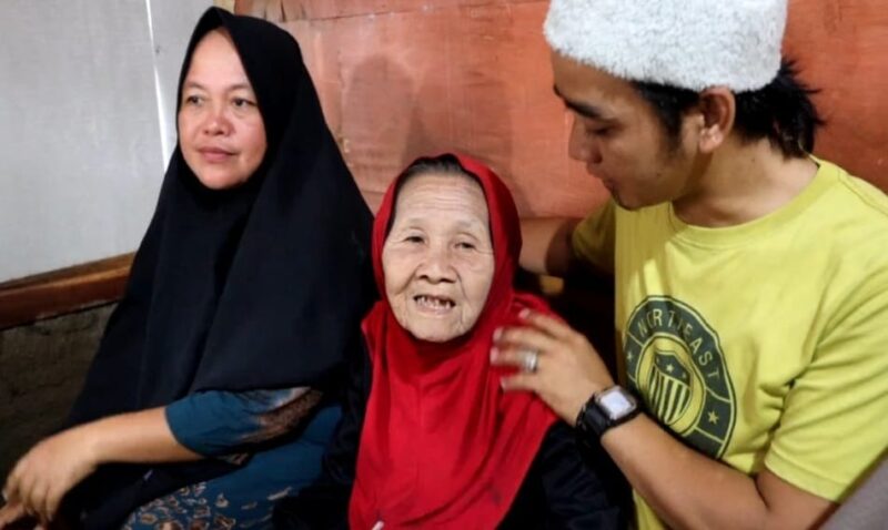 Nenek Nursiah didampingi keluarganya saat menjelaskan kronologis kejadian drama yang diabadikan oleh salah satu konten kreator terkait seorang nenek hanya makan daun singkong di Talang Padang, Tanggamus, Lampung, Selasa 27 Februari 2024. Foto : Asrul Ariski/Media Prioritastv.com.