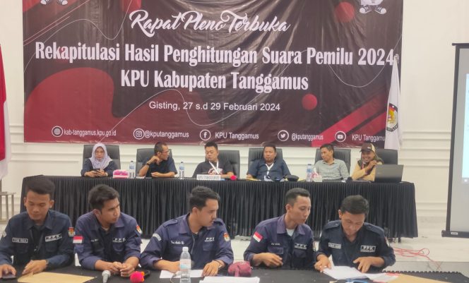 
 Rapat Pleno Rekapitulasi Perhitungan Suara Pemilu 2024 KPU Tanggamus, Selasa 27 Februari 2024, malam. Foto : Herdi/Media Prioritastv.com.