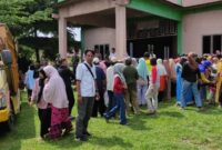 Masyarakat saat antri membeli beras murah di Kantor Camat Sumberejo, Tanggamus, Rabu 28 Februari 2024. Foto : Diki/Media Prioritastv.com.