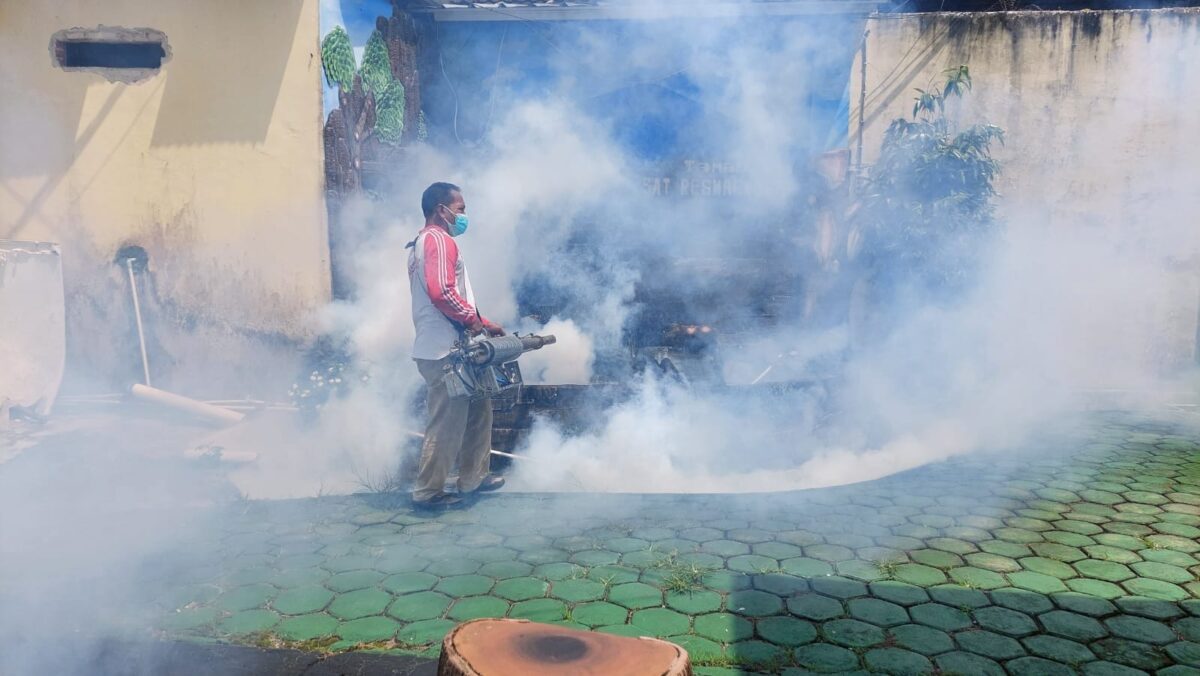 Fogging oleh Dinkes Tanggamus Cegah DBD di Area Polres Tanggamus, Kamis 29 Februari 2024. Foto : Herdi/Media Prioritastv.com.