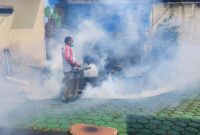 Fogging oleh Dinkes Tanggamus Cegah DBD di Area Polres Tanggamus, Kamis 29 Februari 2024. Foto : Herdi/Media Prioritastv.com.
