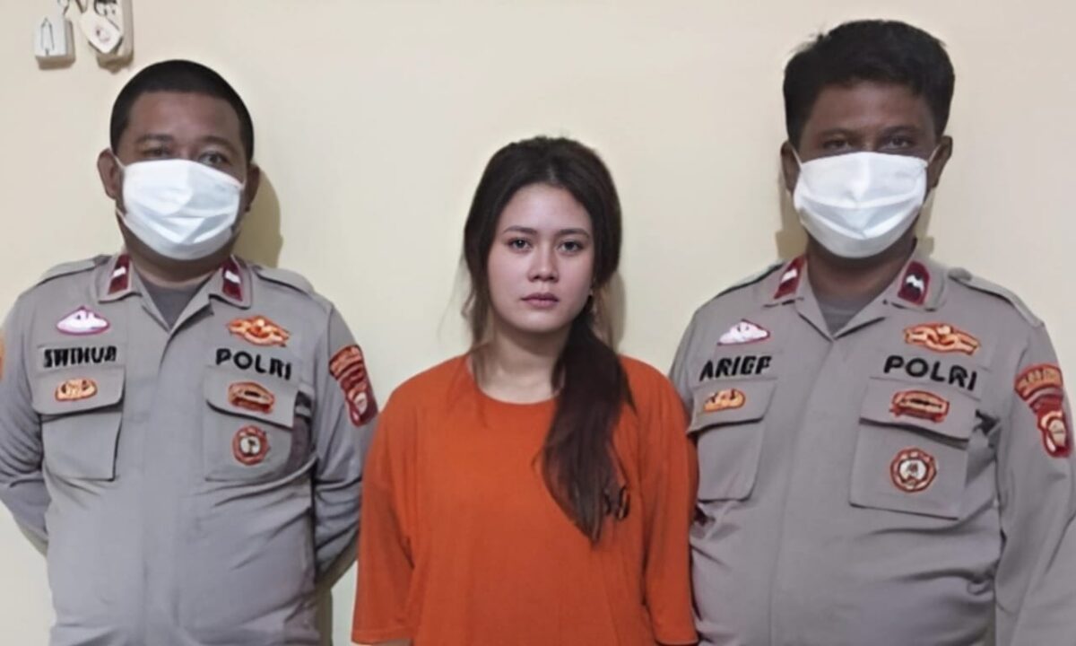 Yunita ART yang membobol ATM milik majikannya hingga Rp20 juta di kawasan Pancoran, Jakarta Selatan usai ditangkap Polisi. Foto : Dok. Polsek Pancoran.