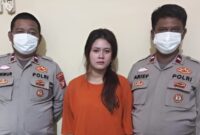 Yunita ART yang membobol ATM milik majikannya hingga Rp20 juta di kawasan Pancoran, Jakarta Selatan usai ditangkap Polisi. Foto : Dok. Polsek Pancoran.
