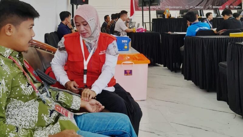 Pemeriksaan Kesehatan Komisioner KPU Tanggamus saat Pleno Rekapitulasi Suara Kabupaten Tanggamus di Hotel Royal Gisting, Kamis 29 Februari 2024. Foto : Diki/Media Prioritastv.com.