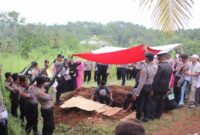 Pemakaman Briptu (Anumerta) M. Naufal Rafiansyah, Anggota Polres Pringsewu di TPU Bukit Kemiling Permai, Kota Bandar Lampung, Kamis 29 Februari 2024. Dok : Humas Polres Pringsewu.