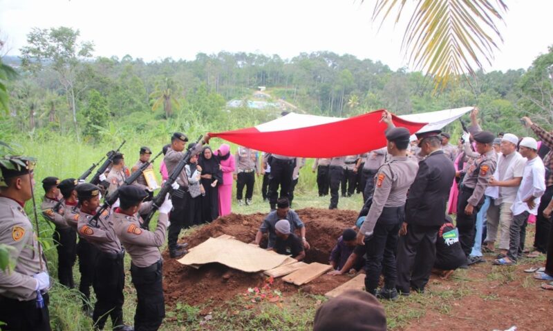 Pemakaman Briptu (Anumerta) M. Naufal Rafiansyah, Anggota Polres Pringsewu di TPU Bukit Kemiling Permai, Kota Bandar Lampung, Kamis 29 Februari 2024. Dok : Humas Polres Pringsewu.