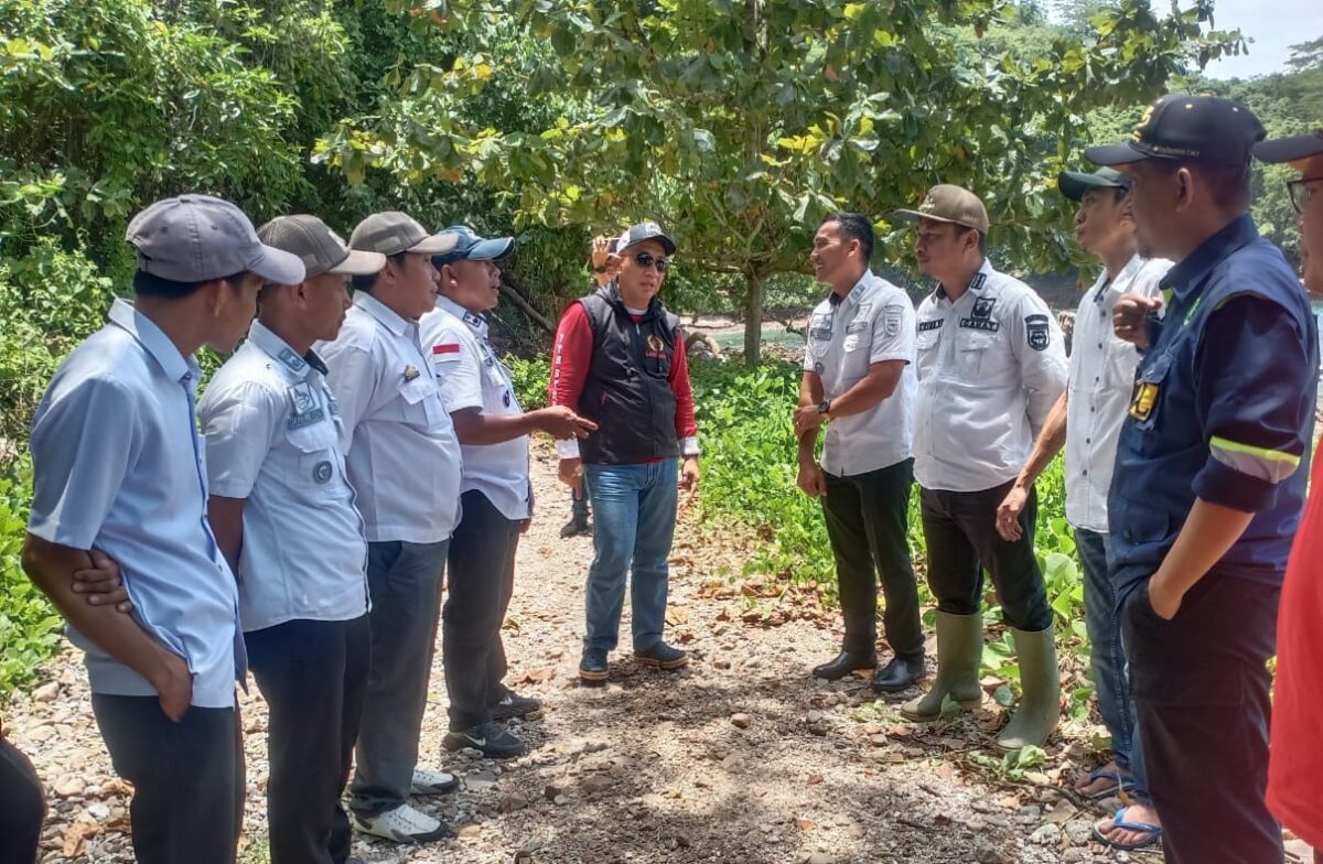 Pejabat Bupati Tanggamus, Mulyadi Irsan saat mengunjungi jalan provinsi di Kelumbayan, Tanggamus, Kamis 29 Februari 2024. Foto : Aldo/Media Prioritastv.com.