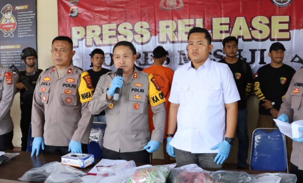 Kapolres Mesuji AKBP Ade Hermanto, dalam konferensi pers ungkap kasus pembunuhan guru SD, Jumat 1 Maret 2024.