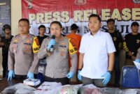 Kapolres Mesuji AKBP Ade Hermanto, dalam konferensi pers ungkap kasus pembunuhan guru SD, Jumat 1 Maret 2024.