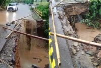 Kolase foto jembatan pagar alamt yang ambrol saat cuaca hujan dan setelah hujan reda juga dibatasi tanda, Jumat 1 Maret 2024. Foto : Istimewa.
