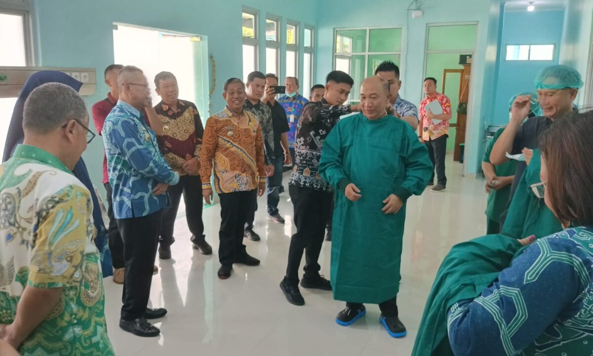 Pejabat Bupati Tanggamus Mulyadi Irsan saat Meninjau Baksos Operasi Bibir Sumbing di RSUD Batin Mangunang Kota Agung, Jumat 1 Maret 2024. Foto : Herdi/Media Prioritastv.com.