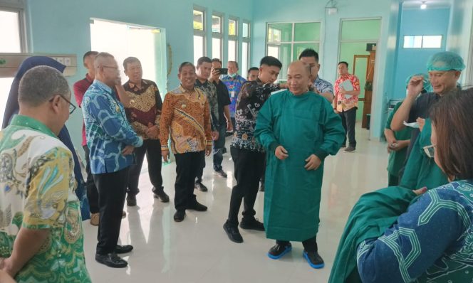 
 Pejabat Bupati Tanggamus Mulyadi Irsan saat Meninjau Baksos Operasi Bibir Sumbing di RSUD Batin Mangunang Kota Agung, Jumat 1 Maret 2024. Foto : Herdi/Media Prioritastv.com.