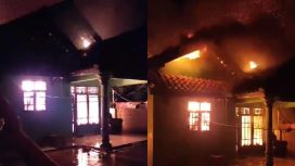Kolase foto kebakaran yang meludeskan rumah di Pekon Banjar Negeri, Gunung Alip, Tanggamus, Jumat 1 Maret 2024, malam. Foto : Tangkapan Layar Video.