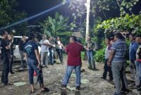 Petugas gabungan saat menangkap tersangka ML usai dirinya menabrak pohon ketika kabur dari lokasi penggerebekan di Lampung Tengah, Rabu 28 Februari 2024. Foto : Dok. Polres Pringsewu.