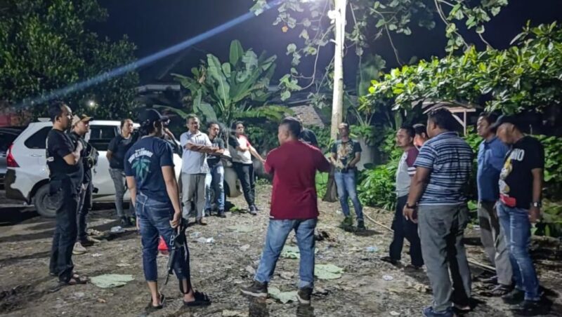 Petugas gabungan saat menangkap tersangka ML usai dirinya menabrak pohon ketika kabur dari lokasi penggerebekan di Lampung Tengah, Rabu 28 Februari 2024. Foto : Dok. Polres Pringsewu.