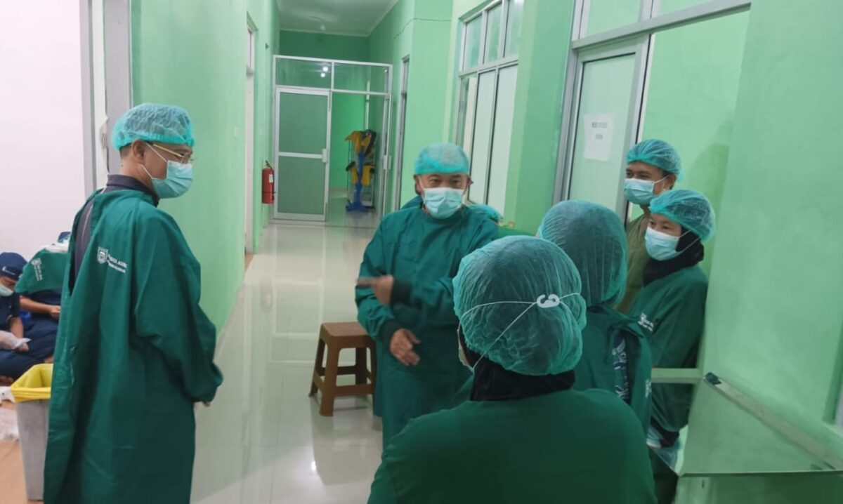 Kepala Dinas Kesehatan Tanggamus Taufik Hidayat saat Mendampingi Pj Bupati meninjau jalannya operasi bibir sumbing di RSUD Batin Mangunang, Jumat 1 Maret 2024. Foto : Herdi/Media Prioritastv.com.