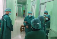Kepala Dinas Kesehatan Tanggamus Taufik Hidayat saat Mendampingi Pj Bupati meninjau jalannya operasi bibir sumbing di RSUD Batin Mangunang, Jumat 1 Maret 2024. Foto : Herdi/Media Prioritastv.com.
