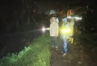 Upaya pencarian oleh gabungan dengan melakukan penyisiran Sungai Way Bulok, Gading Rejo secara manual di bagian pinggir, Minggu 3 Maret 2024, malam. Foto : Dok. Humas Polres Pringsewu.