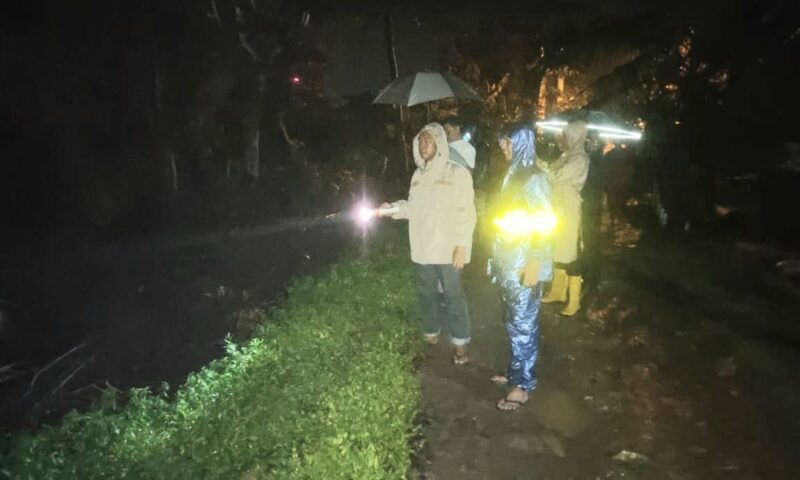Upaya pencarian oleh gabungan dengan melakukan penyisiran Sungai Way Bulok, Gading Rejo secara manual di bagian pinggir, Minggu 3 Maret 2024, malam. Foto : Dok. Humas Polres Pringsewu.