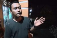 Andres, Ketua PPK Bulok sebelum ngacir saat dimintai keterangan usai diperiksa di Sentra Gakkumdu atas dugaan pemindahan suara beberapa Caleg ke Caleg tertentu, Senin, 4 Maret 2024, malam. Foto : Syamsul Kheir/Media Prioritastv.com.