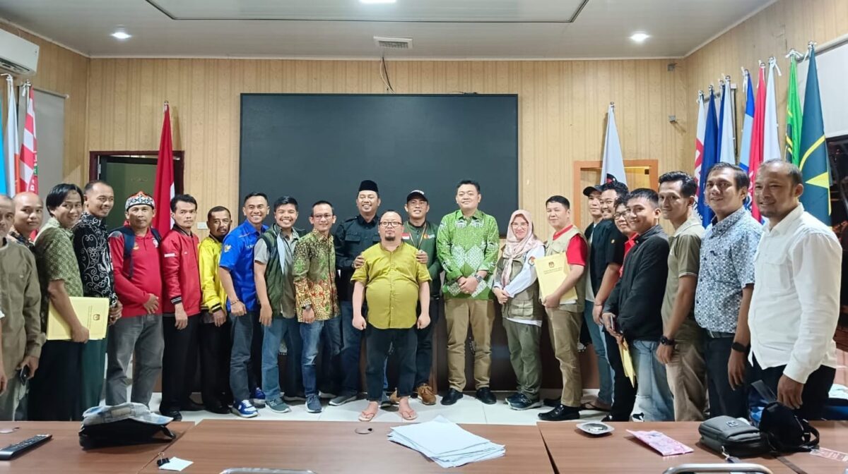 Penuh kegembiraan KPU Tanggamus dan seluruh stakeholder serta para saksi Parpol setelah finalisasi rekapitulasi suara di Kantor KPU setempat, Senin 4 Maret 2024, malam. Foto : Edi Hidayat/Media Prioritastv.com.