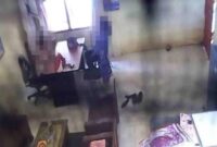 Rekaman CCTV viral oknum Camat di OI saat diduga berbuat mesum di ruang kerjanya. Foto : Tangkapan Layar Video.