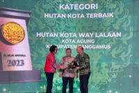Pj Bupati Tanggamus saat Menerima Plakat Adipura Tahun 2023 di Auditorium Dr. Soedjarwo, Gedung Manggala Wanabakti, Jalan Gatot Subroto, Jakarta Pusat, Selasa, 5 Maret 2024. Foto : Edi Hidayat/Ubay/Media Prioritastv.com.