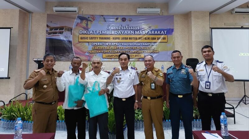 Pelaksana tugas (PLT) Kepala Dinas Perhubungan Tanggamus, Suhartono menghadiri pembukaan Diklat Pemberdayaan Masyarakat Basic Safety Training (BST) untuk Kapal Layar Motor (KLM) dan SKK-60 di Aula Hotel Urban Kabupaten Pringsewu pada Senin, 4 Januari 2024. Foto : Aldo/Samuel.