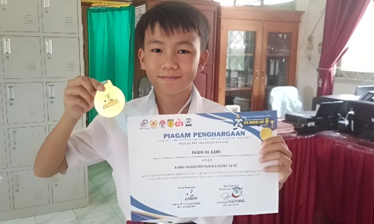 Faqih Al Azim, pelajar SD Negeri 1 Pekon Kagungan, Kota Agung Timur menunjukan medali emas hasil Open Kerate Championship "ESA Unggul Cup 5" yang berlangsung dari tanggal 23 hingga 25 Februari 2024 di GOR Ciracas, Jakarta. Foto : Herman/Media Prioritastv.com.
