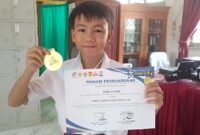 Faqih Al Azim, pelajar SD Negeri 1 Pekon Kagungan, Kota Agung Timur menunjukan medali emas hasil Open Kerate Championship "ESA Unggul Cup 5" yang berlangsung dari tanggal 23 hingga 25 Februari 2024 di GOR Ciracas, Jakarta. Foto : Herman/Media Prioritastv.com.
