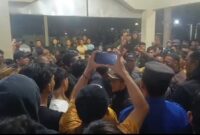 Situasi Mapolsek Kalirejo saat ratusan warga menggeruduk kantor polisi tersebut, Selasa 5 Maret 2024, malam. Foto : Tangkapan Layar.