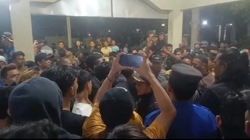Situasi Mapolsek Kalirejo saat ratusan warga menggeruduk kantor polisi tersebut, Selasa 5 Maret 2024, malam. Foto : Tangkapan Layar.