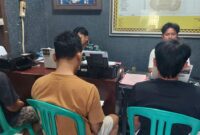Ketiga tersangka saat dilakukan pemeriksaan Satresnarkoba Polres Tanggamus, Rabu 6 Maret 2024. Foto : Dok. Polres Tanggamus.
