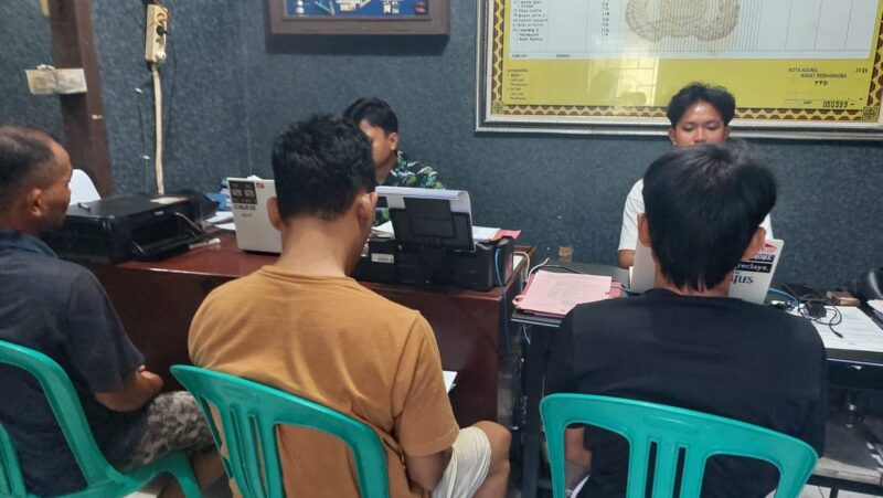 Ketiga tersangka saat dilakukan pemeriksaan Satresnarkoba Polres Tanggamus, Rabu 6 Maret 2024. Foto : Dok. Polres Tanggamus.