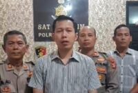 Kasat Reskrim AKP Nikolas Bagas Yudhi Kurnia didampingi dengan Kasat Intel, Kasi Humas, Kapolsek Kalirejo saat memberikan keterangan terkait penanganan kasus di Polres Lampung Tengah, Rabu 6 Maret 2024.