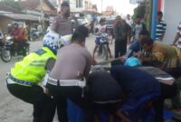 Petugas kepolisian saat evakuasi korban meninggal kecelakaan di Pringsewu, Rabu 6 Maret 2024, pagi. Foto : Dok. Polres Pringsewu.