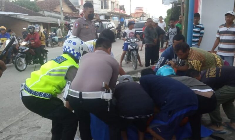 Petugas kepolisian saat evakuasi korban meninggal kecelakaan di Pringsewu, Rabu 6 Maret 2024, pagi. Foto : Dok. Polres Pringsewu.