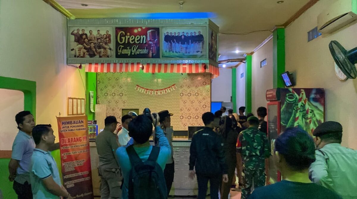 Petugas gabungan saat memeriksa tempat hiburan malam, Green Karaoke, Rabu 6 Maret 2024, malam. Foto : Samuel/Media Prioritastv.com.