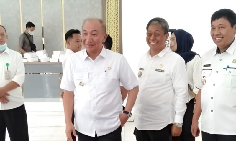 Pejabat Bupati Tanggamus, Mulyadi Irsan saat meninjau penyerahan kacamata gratis di RSUD Batin Mangunang, Kota Agung, Rabu 6 Maret 2024. Foto : Diki/Media Prioritastv.com.