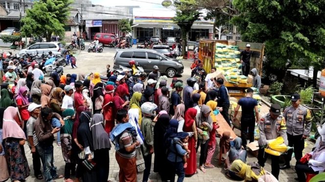 
 Gelaran Bazar Murah SPHP Koperindag Tanggamus Kolaborasi Bersama Bulog di Rest Area Gisting, Kamis 7 Maret 2024. Foto : Diki/Media Prioritastv.com.