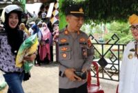 Kolase Foto Kebahagiaan Warga Membeli Beras Murah pada Bazar Koperindag Tanggamus dan saat Kadis Koperindag Retno Novia Damayanti saat Meninjau Kegiatan di Rest Area Gisting, Kamis 7 Maret 2024. Foto : Diki/Media Prioritastv.com.