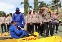 Peragaan Pertolongan Bencana Banjir oleh Satpolairud Polres Tanggamus di Lapangan Mapolres setempat, Kamis 7 Maret 2024. Foto : Herdi/Media Prioritastv.com.