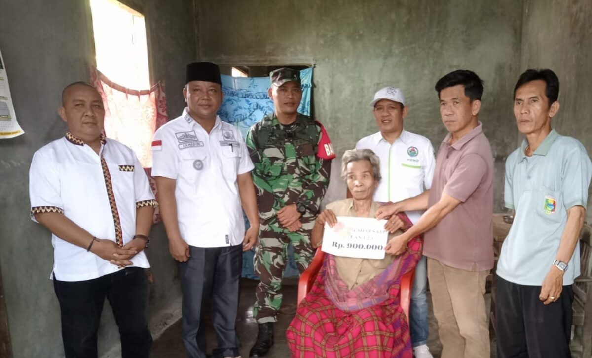 Penuh Haru Khotimah Penerima Manfaat BLT-DD 2024 Pekon Bandar Sukabumi, BNS, Tanggamus saat didatangi di kediaamnya, Kamis 7 Maret 2024. Foto : Edi Hidayat/Media Prioritastv.com.