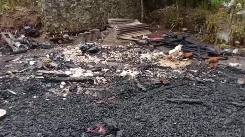 Kondisi Rumah Jahadi yang telah menjadi abu usai terbakar tadi pagi, Sabtu 9 Maret 2024. Foto : Herdi/Media Prioritastv.com.
