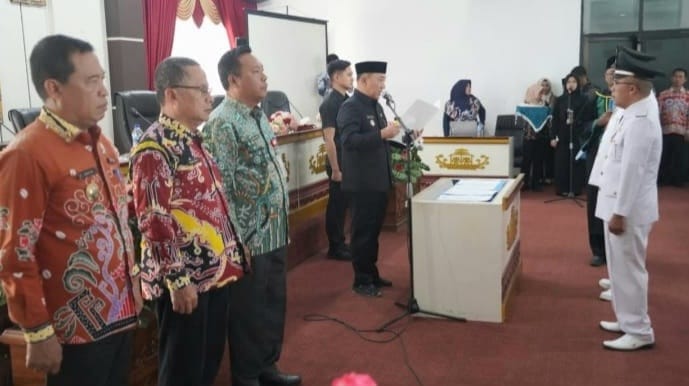 Kadis PMD Arpin saat Menghadiri Pelantikan Pj Kakon Sinar Jawa Air Naningan, Iwan Setiawan di ruang rapat Pemkab Tanggamus, Jumat 8 Maret 2024. Foto : Aldo/Media Prioritastv.com.