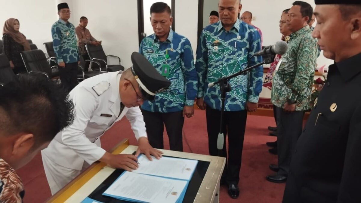 Fahruddin, Kepala Seksi Pembangunan Kecamatan Limau Menandatangi Berita Acara Usai Dilantik Menjadi Penjabat Kepala Pekon Banjar Agung, Jumat 8 Maret 2024. Foto : Aldo/Media Prioritastv.com.