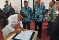 Fahruddin, Kepala Seksi Pembangunan Kecamatan Limau Menandatangi Berita Acara Usai Dilantik Menjadi Penjabat Kepala Pekon Banjar Agung, Jumat 8 Maret 2024. Foto : Aldo/Media Prioritastv.com.